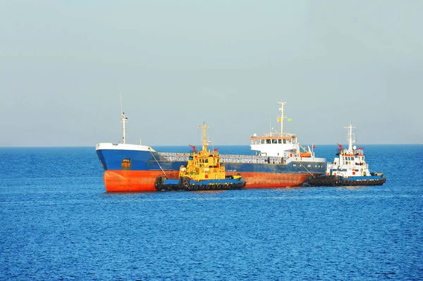 Tugboat assisting bulk cargo ship — Stock Photo, Image