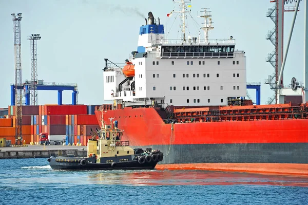 Schlepper unterstützt Massengutfrachter — Stockfoto