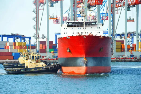 Tugboat membantu kapal kargo dalam jumlah besar — Stok Foto