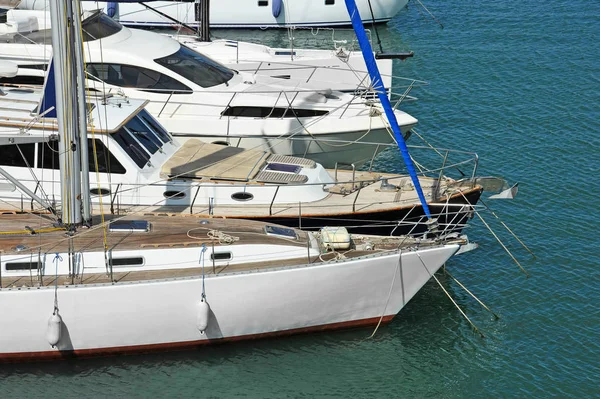 Bateau à moteur en jetée — Photo