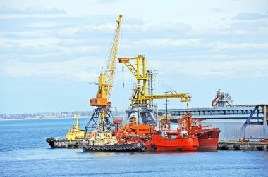Bunker gemi ve liman vinç altında römorkörBunker schip en sleepboot onder poort kraan