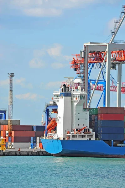 Gru da carico portuale, nave e container — Foto Stock