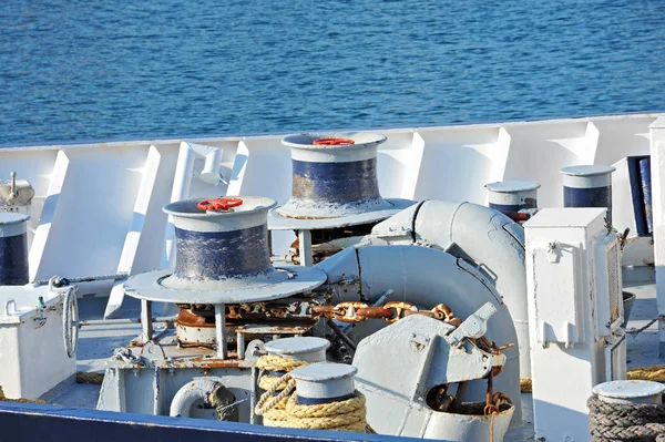 Anchor windlass with chain — Stock Photo, Image