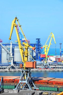 toplu yük gemisi liman vinç altında