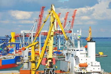 toplu yük gemisi liman vinç altında