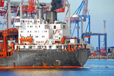 toplu yük gemisi liman vinç altında