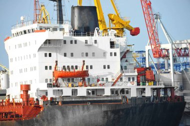 toplu yük gemisi liman vinç altında