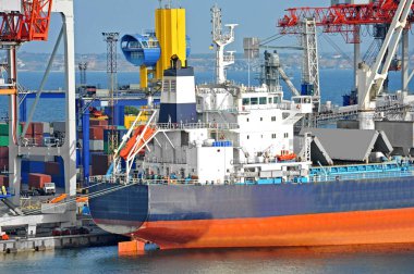 toplu yük gemisi liman vinç altında