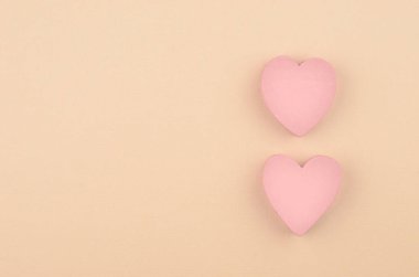 Karton arka plan üzerinde kalp