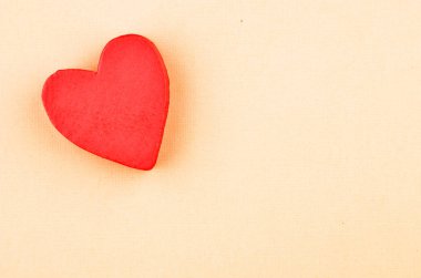 Karton arka plan üzerinde kalp