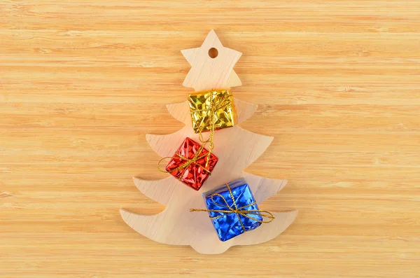 Dekoratif Noel köknar ağacı ve hediye — Stok fotoğraf