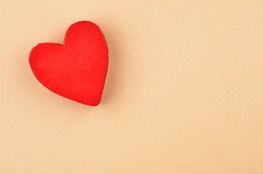 Karton arka plan üzerinde kalp
