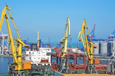 toplu yük gemisi liman vinç altında