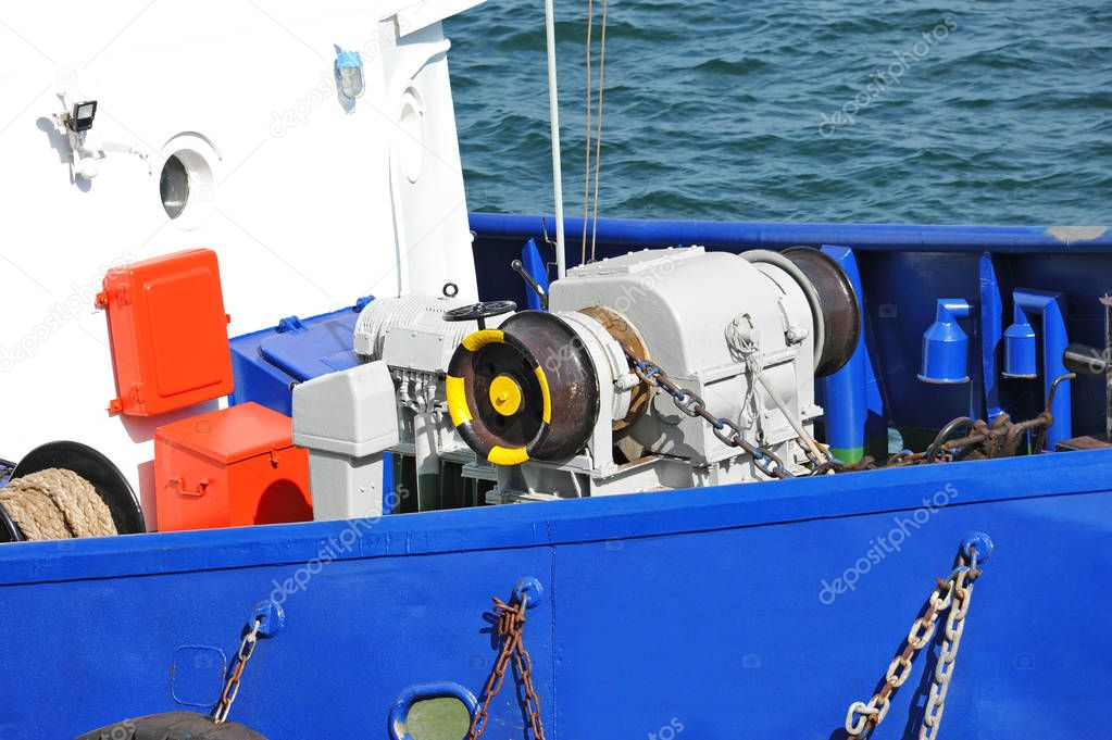 Anchor windlass with chain