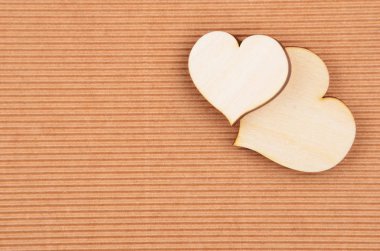 Karton arka plan üzerinde kalp