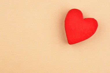 Karton arka plan üzerinde kalp