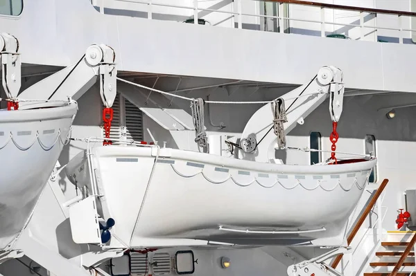 Safety lifeboat on ship deck — Stock Photo, Image