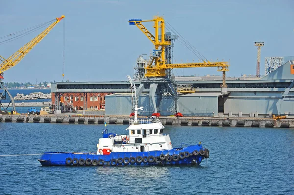 Bogserbåt och port last crane — Stockfoto