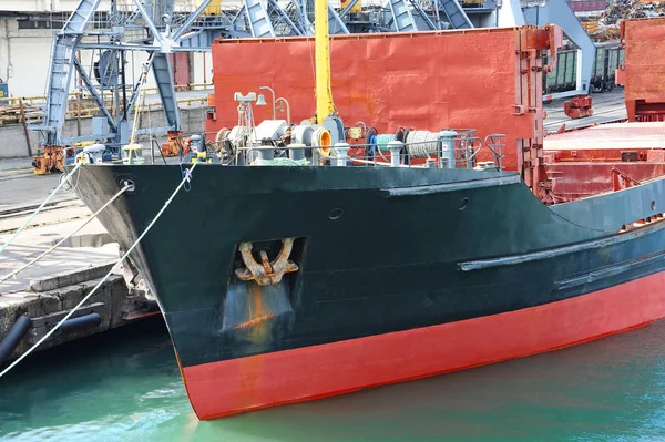 Navio de carga a granel sob guindaste portuário — Fotografia de Stock