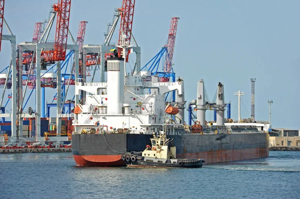 Sleepboot meewerkende bulk vrachtschip — Stockfoto