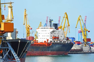 toplu yük gemisi liman vinç altında