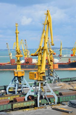 toplu yük gemisi ve trenin altına bağlantı noktası vinç