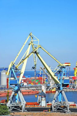 toplu yük gemisi liman vinç altında