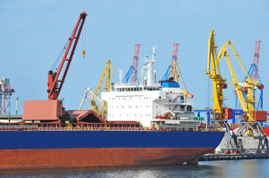 toplu yük gemisi liman vinç altında