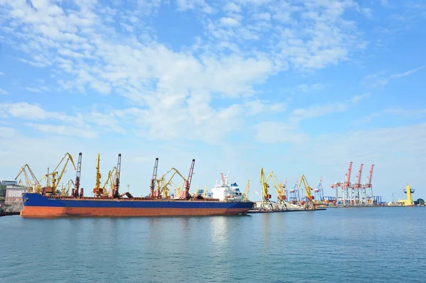 toplu yük gemisi liman vinç altında