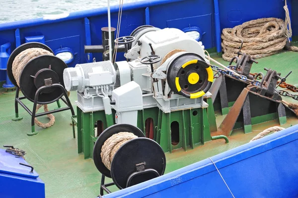 Anchor windlass with chain — Stock Photo, Image