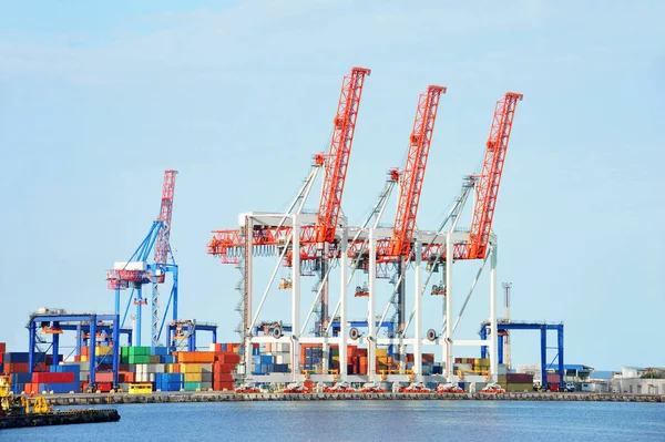 Grue et conteneur de fret portuaire — Photo