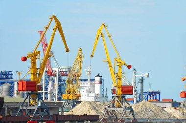 Bağlantı noktası kargo vinç ve kum