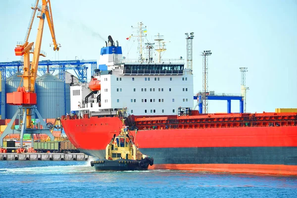 Schlepper unterstützt Massengutfrachter — Stockfoto