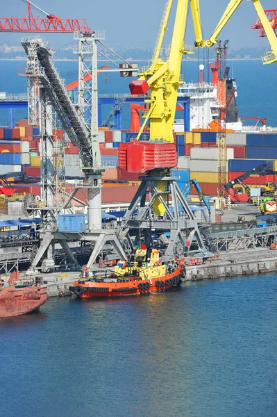 Lading kraan en sleepboot — Stockfoto