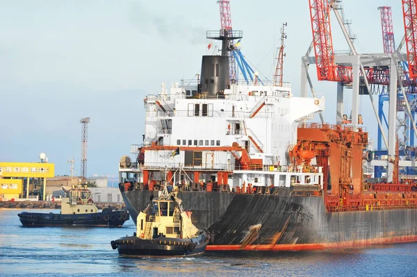 Bogserbåten medhjälpande bulk lastfartyg — Stockfoto