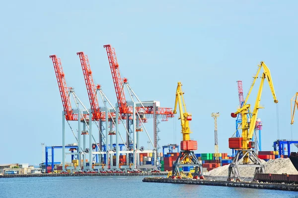 Hafenkran und Container — Stockfoto