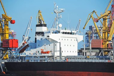 toplu yük gemisi liman vinç altında
