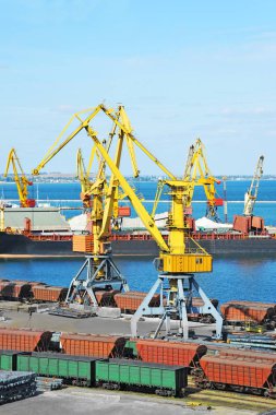 toplu yük gemisi liman vinç altında