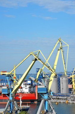 toplu yük gemisi liman vinç altında