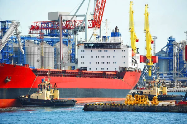 Römorkör yardımcı toplu kargo gemisi — Stok fotoğraf