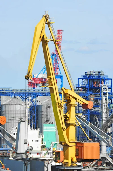 Bulk vrachtschip onder poort kraan — Stockfoto