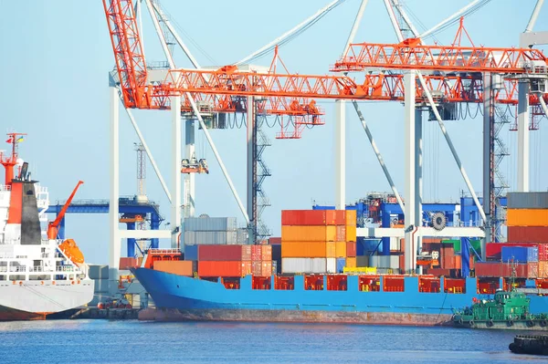 Dźwig portowy ładunku, statek i kontenera — Zdjęcie stockowe