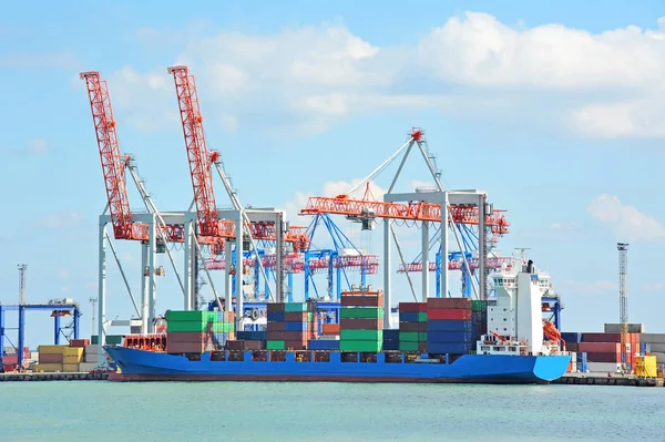 Hafenkran, Schiff und Container — Stockfoto