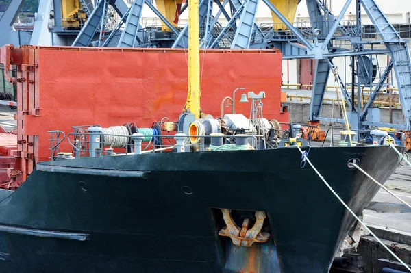 Bulk cargo ship under port crane — Stock Photo, Image