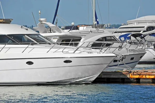 Motor yacht in jetty — Stock Photo, Image