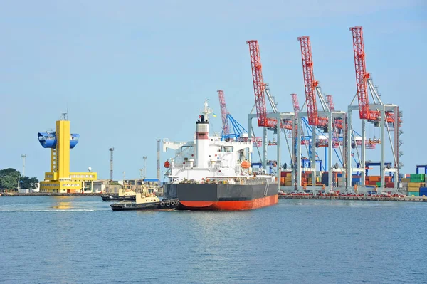 Sleepboot meewerkende bulk vrachtschip — Stockfoto