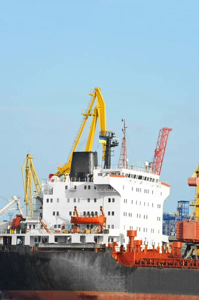 toplu yük gemisi liman vinç altında