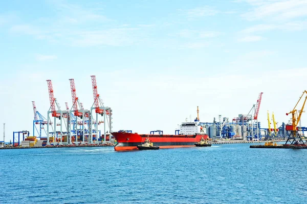 Sleepboot meewerkende bulk vrachtschip — Stockfoto