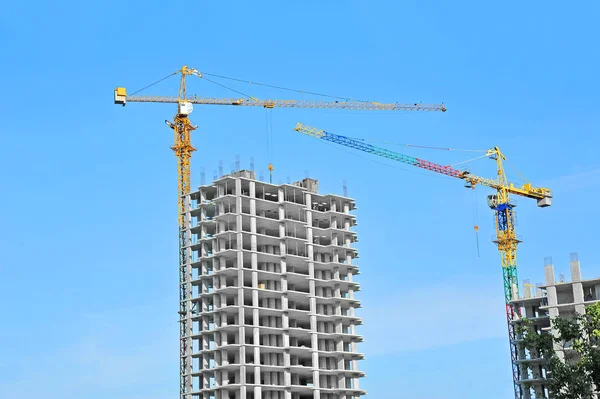 Gru e grattacielo cantiere — Foto Stock