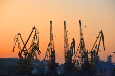 gün batımında Port kargo vinç